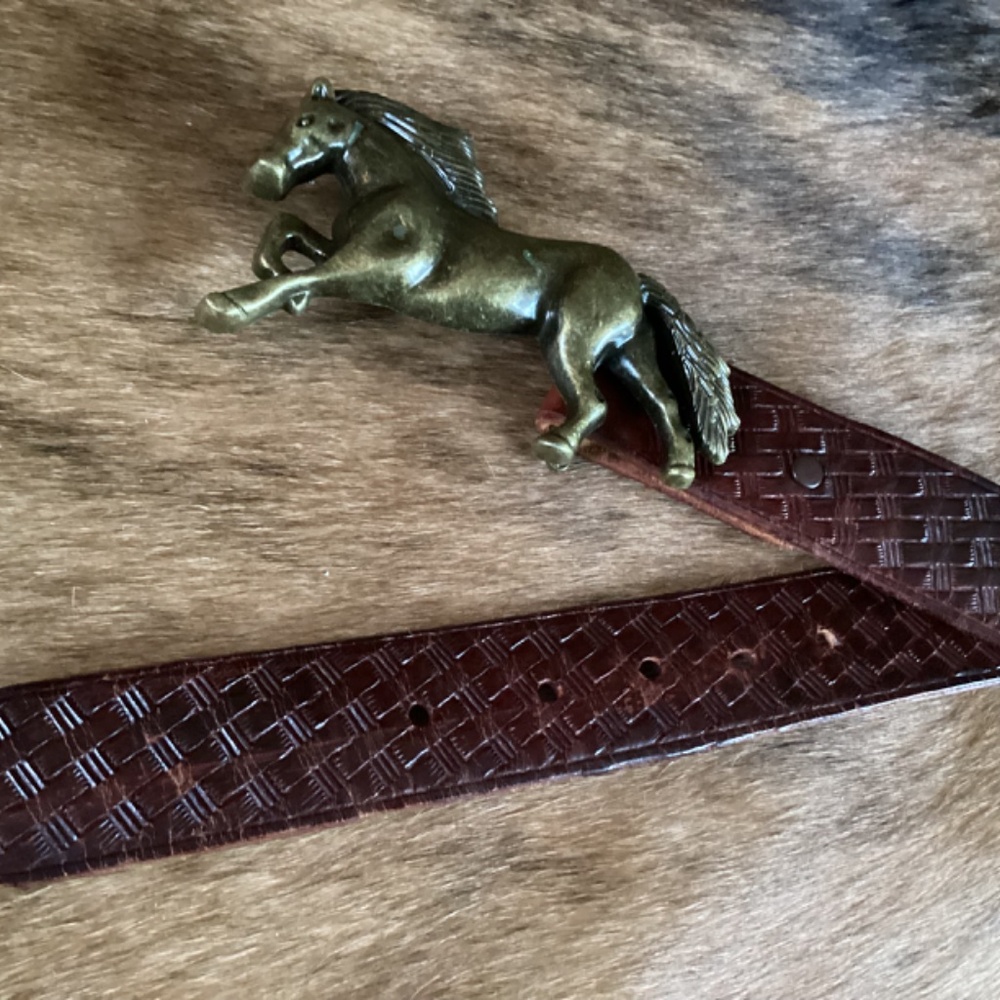 Beautiful Running Horse Buckle Leather Belt - Picture 5 of 8